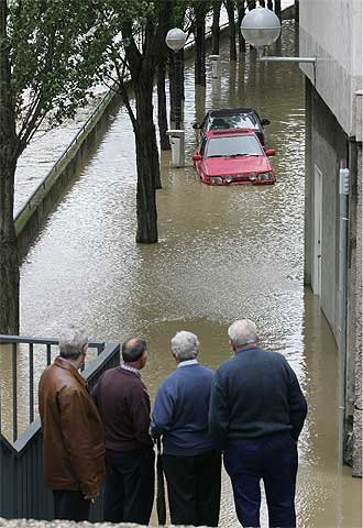 La lluvia anega calles en Basauri