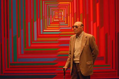 Pietro Dorazio ante una obra expuesta en el IVAM.