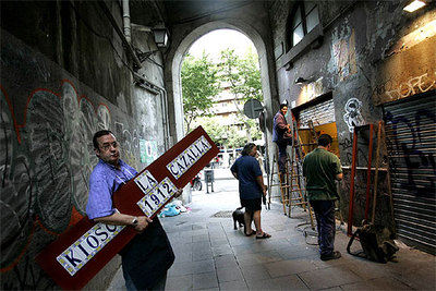 Reabre el histórico quiosco La Cazalla, en el Raval barcelonés