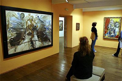 Una sala del Museo de Bellas Artes de Asturias, con  Metamorfosis de ángeles en mariposa , de Dalí (izquierda), y  Mosquetero ..., de Picasso.