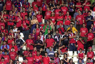 Aficionados de Osasuna durante un partido del equipo navarro.