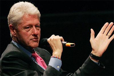 Bill Clinton parecía más un cantante que un conferenciante durante su comparecencia en Berna.rnrnLord Douro entrega el galardón a Germán Sánchez Ruipérez.