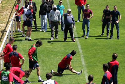 Once  ultras  del Frente Atlético insultan y amenazan, tras irrumpir en el campo de prácticas, a los jugadores rojiblancos mientras éstos se ejercitaban.