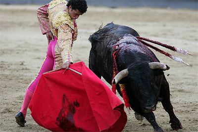 Matías Tejela, en su primer toro.