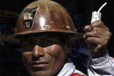 Un minero boliviano muestra un cartucho de dinamita durante una protesta, ayer en La Paz, contra la Ley de Hidrocarburos.