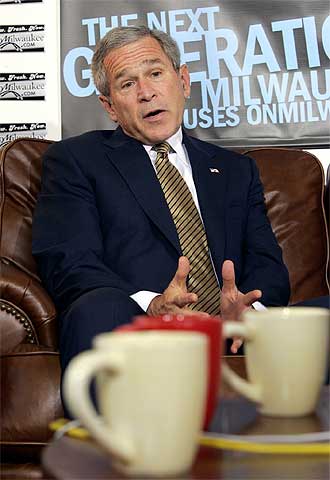 Bush, ayer durante una charla con trabajadores en Wisconsin.