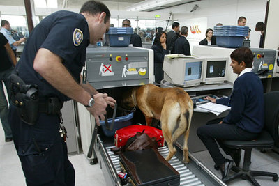 Agentes de seguridad revisan equipajes en el aeropuerto Charles de Gaulle, en París, en 2002.