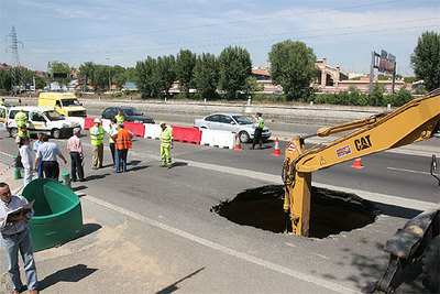 Aspecto del socavón en la M-30 de tres metros de diámetro que provocó grandes retenciones hasta las 21.30.
