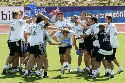 Los jugadores del Madrid hacen el  pasillo  a Michel Salgado en la víspera del partido   contra el Atlético.