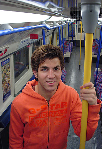 Cesc, en un vagón del metro londinense.
