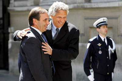 Los ministros del Interior de España, José Antonio Alonso, y Francia, Dominique de Villepin, el día 12 en París.