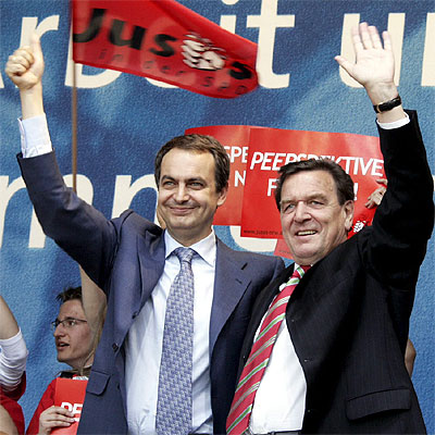 José Luis Rodríguez Zapatero y Gerhard Schröder, en el mitin electoral de ayer en Dortmund.
