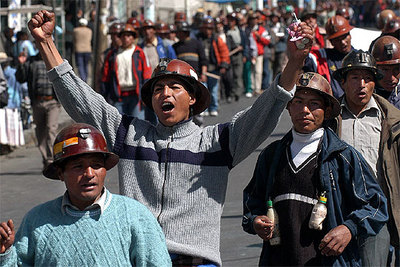 Mineros bolivianos, durante la manifestación del pasado jueves en La Paz en la que reclamaron la nacionalización de los hidrocarburos.