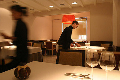 Comedor de Saüc, en Barcelona. Abajo,   trinxat   de patata con mollejas de cordero, judías verdes y calamarcitos