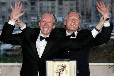 Los directores belgas Luc (izquierda) y Jean-Pierre Dardenne celebran la Palma de Oro a  L'Enfant,  ayer en Cannes.