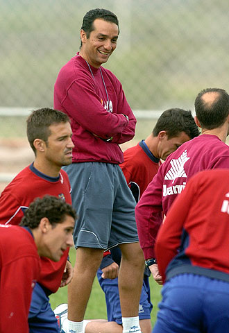 José Luis Oltra, sonriente en una sesión preparatoria.