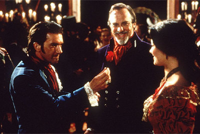 La actriz norteamericana Catherine Zeta-Jones, con Antonio Banderas, en una escena del filme  La máscara del Zorro .