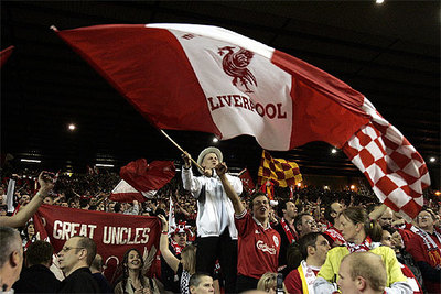 Aficionados del Liverpool celebran en la grada Kop del estadio Anfield la victoria sobre el Chelsea en la semifinal europea, el pasado 3 de mayo.