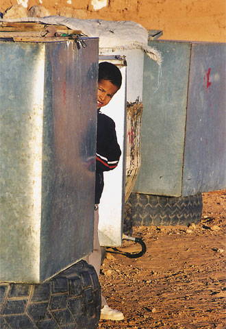 Susu, tras un depósito de agua, en el campamento de Smara, que lleva el nombre de una de las ciudades que los saharauis consideran ocupadas por Marruecos.
