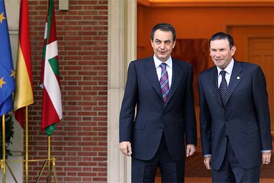 El presidente del Gobierno, José Luis Rodríguez Zapatero, a la izquierda, y el  lehendakari , Juan José Ibarretxe, en La Moncloa el pasado día 5.