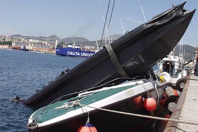 UNA LANCHA CON DROGA ABORDA UNA PATRULLERA.