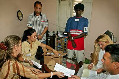 Delegados de la reunión opositora en La Habana recuentan los votos para formar la dirección de la Asamblea.