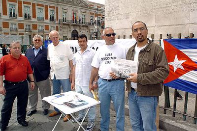 Miembros de la plataforma Cuba, Democracia Ya recogen firmas en la Puerta del Sol de Madrid.