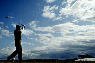 Un jugador de golf en un 'tee'.