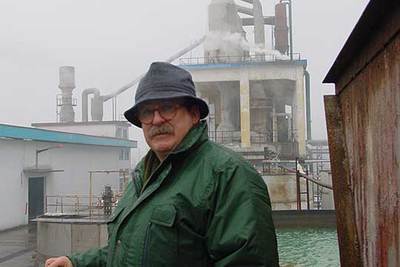 Ignacio Contreras, ante las instalaciones de la empresa mixta de Hongze.