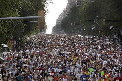 Un grupo de 55.000 corredores avanza por la calle de Aragó, en los primeros kilómetros de la Cursa.