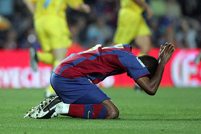 Eto'o se lleva las manos a la cabeza tras una jugada en el partido de ayer.