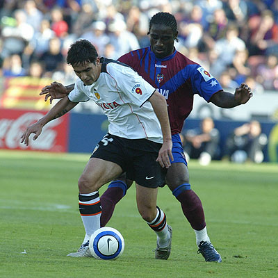 Vicente controla el balón ante Ettien.