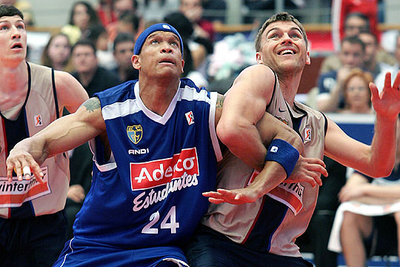 Garcés pelea con el azulgrana Zizic por un rebote.