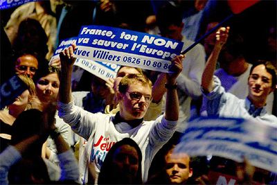 Activistas franceses partidarios del  no  a la Constitución europea, durante una marcha celebrada ayer.