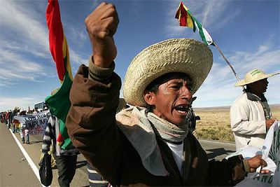 Manifestación de campesinos que exigen la nacionalización del gas, el viernes en Tholar, cerca de La Paz.