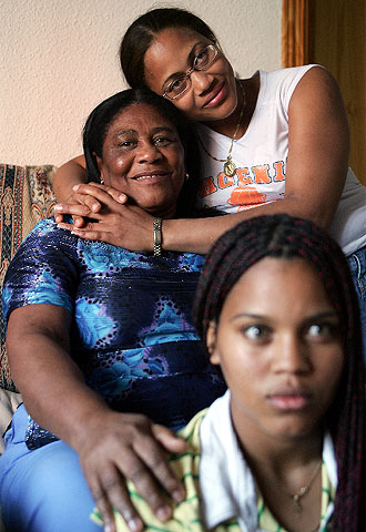 Luz Marys abraza a Dilcia, la abuela de la familia; delante de ellas, Kenia, su hija mayor.