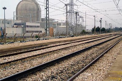 La central nuclear de Vandellòs (Tarragona), vista desde la vieja estación.
