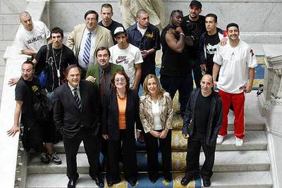 Rosa Regàs, con participantes en el proyecto  El Quijote Hip Hop,  en la Biblioteca Nacional.