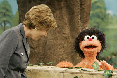 Laura Bush participa en la versión egipcia de  Barrio Sésamo. 