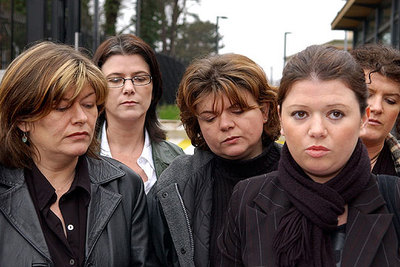 Las cuatro hermanas y la novia de Robert McCartney, asesinado en un  pub  de Belfast.