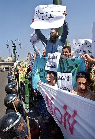 Policías antidisturbios contienen una manifestación islamista en El Cairo.