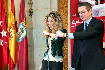 SHAKIRA ESTRENA LA PULSERA OLÍMPICA