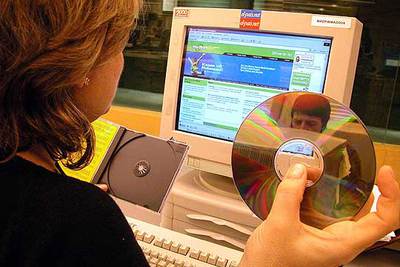 Un internauta se copia música en un CD
