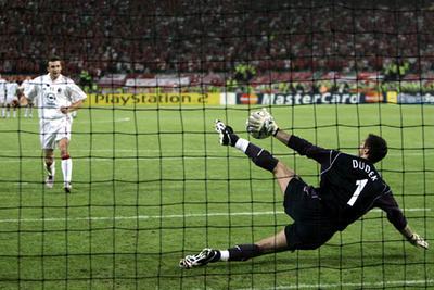 Dudek para el último penalti del Milan, lanzado por Shevchenko, y da la Copa de Europa al Liverpool.