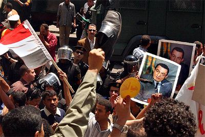 Manifestantes del movimiento Kifaya frente a partidarios del presidente Mubarak, ayer en El Cairo.
