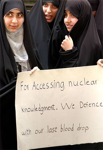 Estudiantes iraníes se manifiestan en Teherán a favor del programa nuclear.