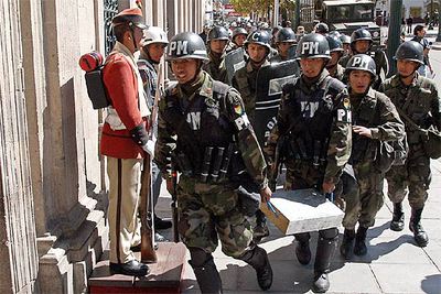 Militares bolivianos llegan ayer al Palacio de Gobierno en La Paz.
