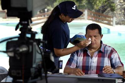 Hugo Chávez es maquillado antes de la emisión de su programa de televisión  Aló Presidente. 