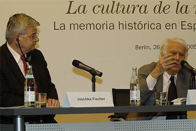 El ministro Joschka Fischer y el escritor Jorge Semprún, durante la inauguración del encuentro  La cultura de la memoria   en Berlín .