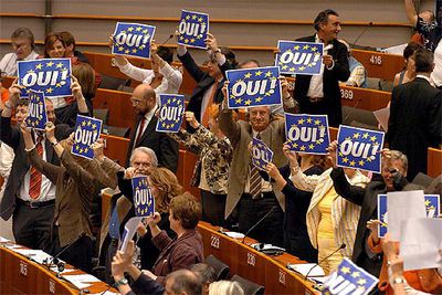 LOS EURODIPUTADOS 'VOTAN SÍ' A LA CONSTITUCIÓN